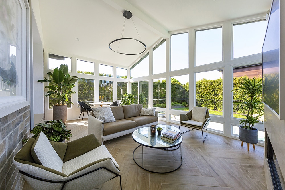 Vue intérieure d'un solarium qui montre bien la fenestration. Fenêtres à haute performance avec verre lowe3 anti-uv à verre isolant